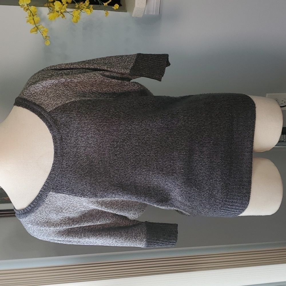 Dots, LIGHTWEIGHT gray Raglan sleeves sweater. Scoop neck line. SIZE LARGE.